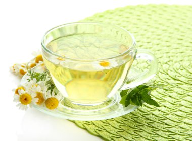 yabani camomiles ve nane, bitkisel çay beyaz izole