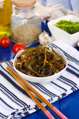 deniz kale ahşap masa yakın çekim ıslak zeminde