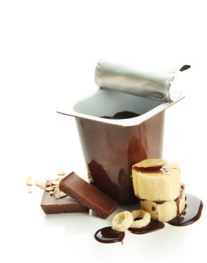 Açık plastik kap üzerinde beyaz izole krem çikolata