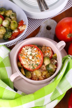 doldurulmuş domates tava ve ahşap masa yakın çekim ıslak zeminde