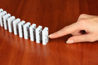 ahşap arka plan üzerinde Domino iterek el