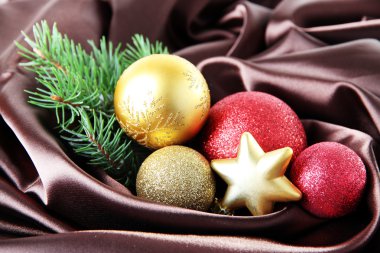 kahverengi saten kumaş üzerinde güzel bir Noel dekor
