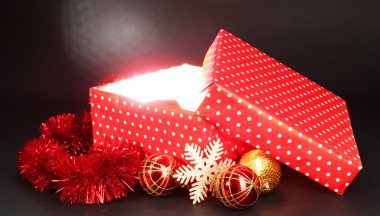 hediye kutusu ile koyu gri arka plan üzerinde parlak ışık