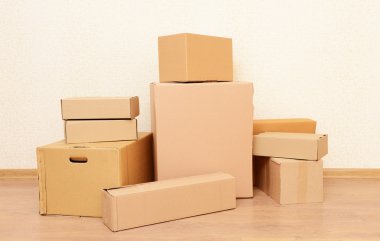 boş oda ile yığın karton: hareketli ev concept