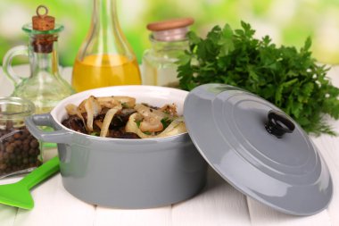 doğal zemin üzerine ahşap masa üzerinde tavada kızarmış tavuk ciğeri