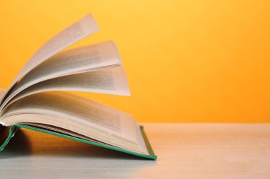 ahşap masa renk arka plan üzerinde kitap açıldı