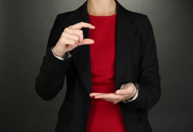 bir şey gri arka plan üzerinde gösterilen eller