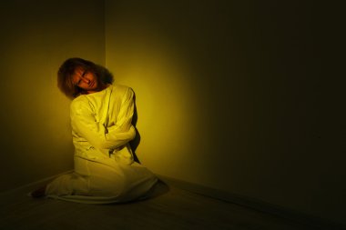 Boğazı-ceket Oda köşesindeki Zihinsel hastalıklı bir adam