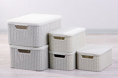 Şeyler kat Oda arka plan üzerinde depolamak için plastik sepetler