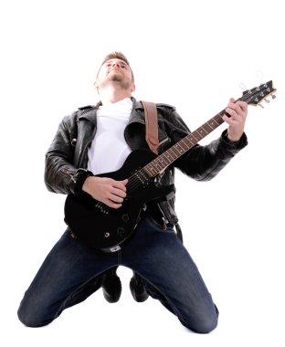 genç müzisyen üzerine beyaz izole gitar çalmak