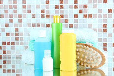 kozmetik ve mozaik karo zemin üzerine banyo aksesuarları