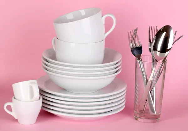 ピンクの背景の白い皿をきれい — ストック写真