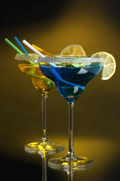 Gult och blått cocktails i glas på färgbakgrund — Stockfoto