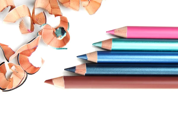 Косметические карандаши и стружки, изолированные на белом — стоковое фото