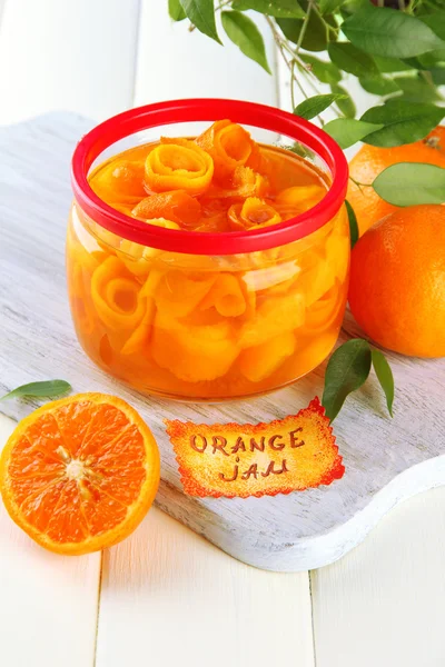 Lezzet ve beyaz tahta masada mandalina portakal reçeli — Stok fotoğraf
