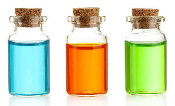 Flaskor med grunderna oljor isolerad på vit — Stockfoto