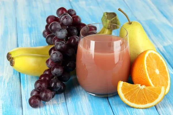 Vaso de jugo fresco en primer plano de la mesa — Foto de Stock