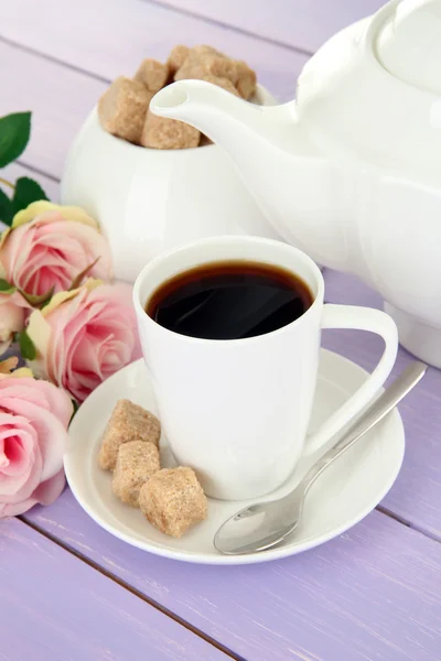 Taza de café, tetera y azucarero sobre fondo de madera de color — Foto de Stock