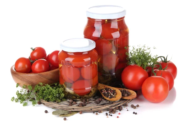 Sabrosos tomates enlatados y frescos, aislados en blanco — Foto de Stock