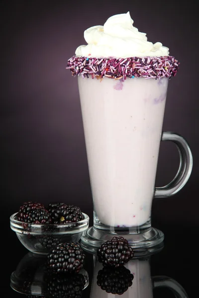 Delizioso frullato di latte su sfondo viola scuro — Foto Stock