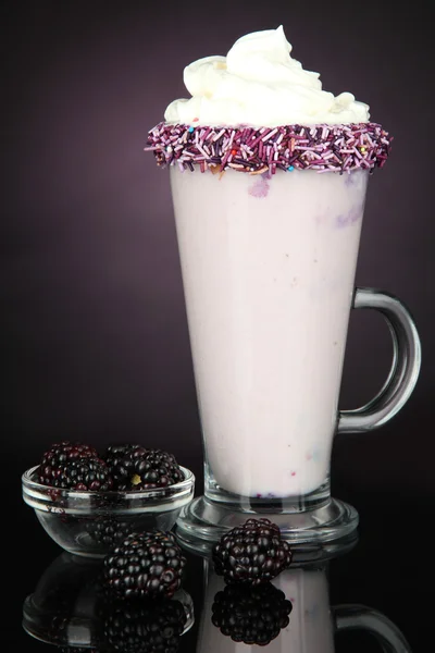 Delicioso batido de leite no fundo roxo escuro — Fotografia de Stock