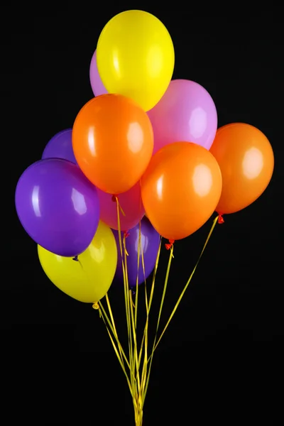 Ballons colorés isolés sur noir — Photo