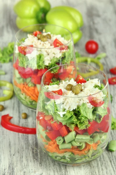 Ahşap masa üzerinde taze sebze ile lezzetli salata — Stok fotoğraf