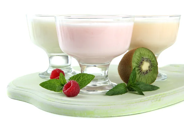 Meyve ve çilek beyaz izole lezzetli yoğurt — Stok fotoğraf