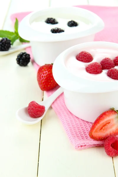 Delicioso yogur con bayas en primer plano — Foto de Stock