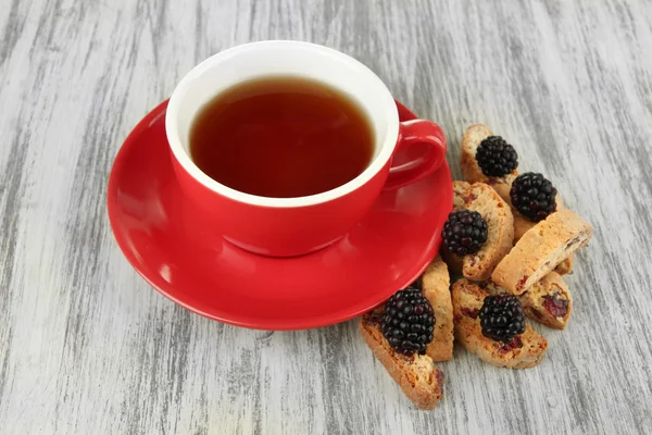 Taza de té con galletas y mora en primer plano de la mesa — Foto de Stock