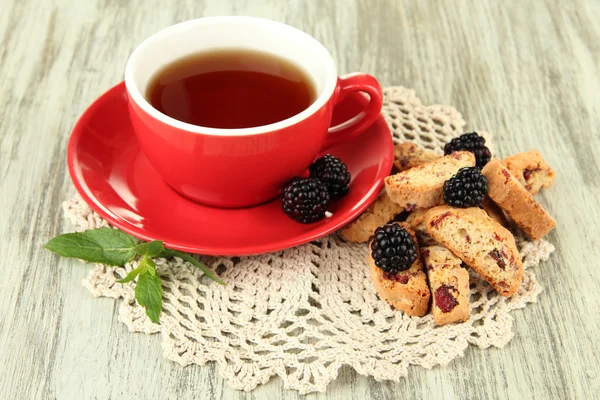 Чашка чаю з печивом і ожиною на столі крупним планом — стокове фото