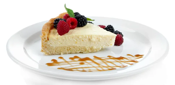 Fetta di cheesecake con bacche e salsa su piatto, isolata su bianco — Foto Stock