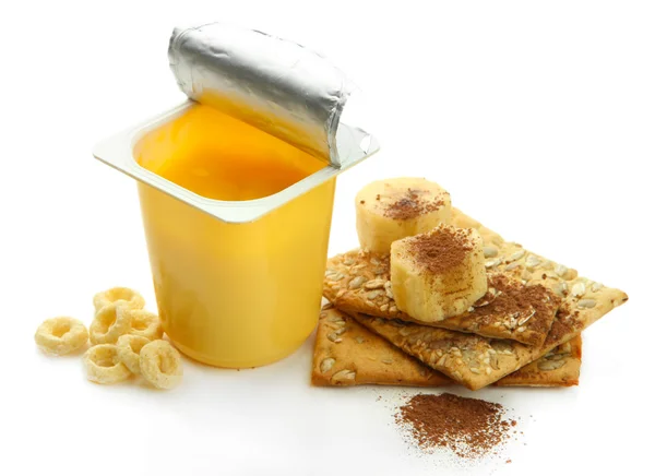 Välsmakande efterrätt i öppna plastmugg och banan, cookies, isolerad på vit — Stockfoto