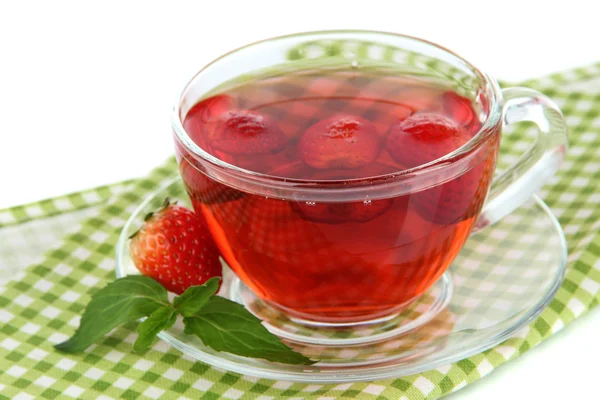 पांढरा पार्श्वभूमीवर टेबलवर स्वादिष्ट स्ट्रॉबेरी चहा — स्टॉक फोटो, इमेज