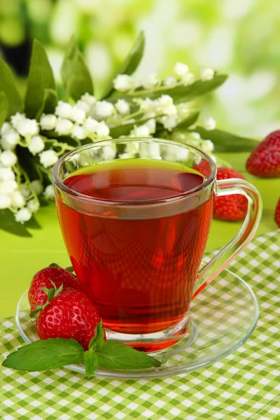 Délicieux thé à la fraise sur table sur fond lumineux — Photo