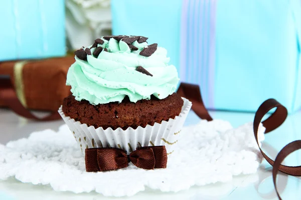 Välsmakande cupcake med gåvor på nära håll — Stockfoto