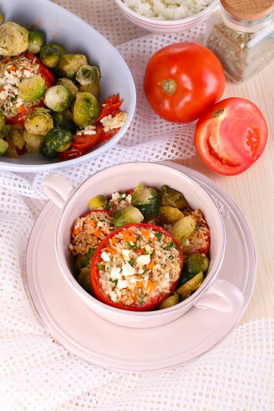 Gevulde tomaten in de pan en kom op houten tafel close-up — Stockfoto