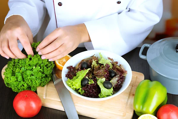 Cook händer dekorera skålen — Stockfoto