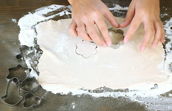 Cocinar las manos haciendo galletas en la mesa de madera — Foto de Stock