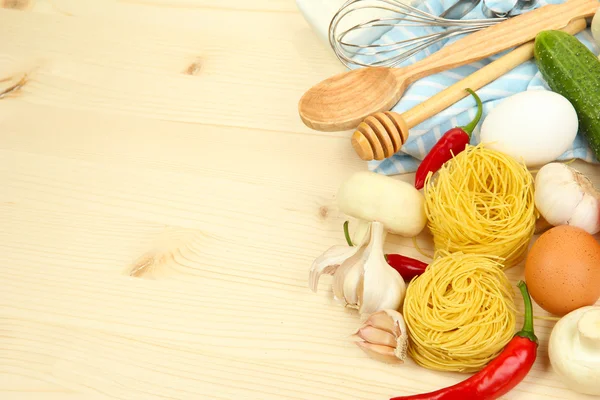 Concetto di cucina. Negozi alimentari sul tavolo di legno — Foto Stock