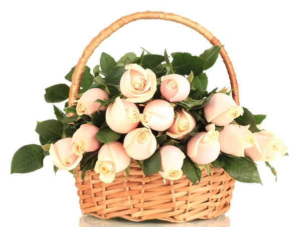 Schöner Strauß Rosen im Korb, isoliert auf weiß — Stockfoto