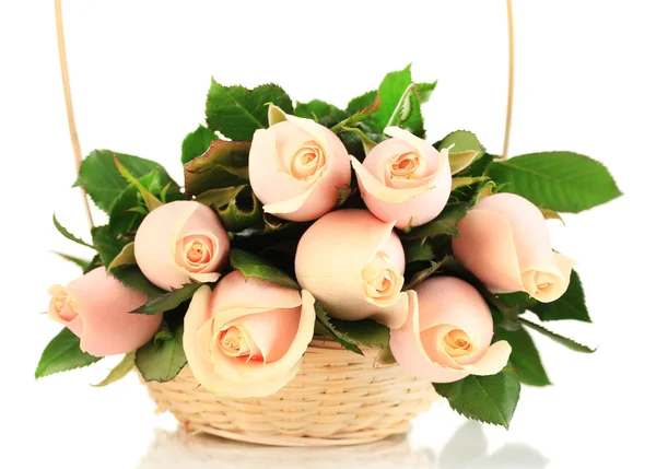 Beau bouquet de roses dans le panier, isolé sur blanc — Photo