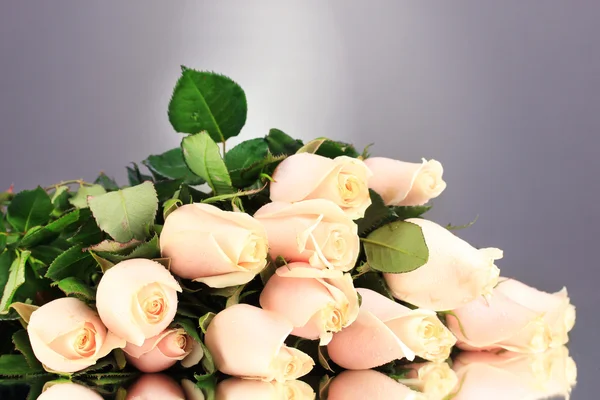 Mooi boeket rozen op grijze achtergrond — Stockfoto