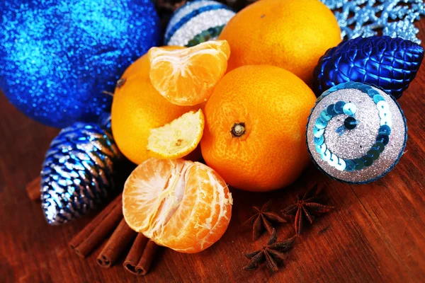 Christmas tangerines and Christmas toys on wooden table close-up — Stock Photo, Image