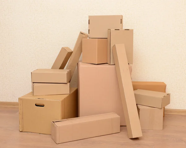 Empty room with stack of cartons: moving house concept — Stock Photo, Image