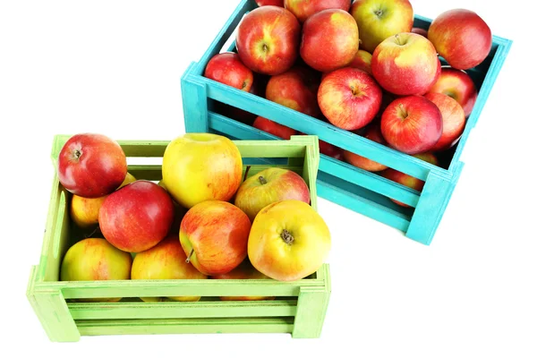 Saftiga äpplen i trälådor isolerad på vit — Stockfoto