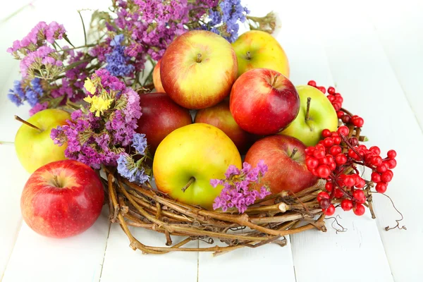 Saftige Äpfel auf weißem Holztisch — Stockfoto