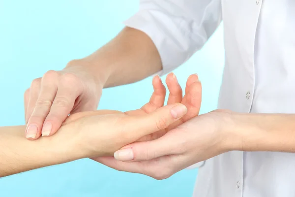 Measuring pulse on light blue background — Stock Photo, Image