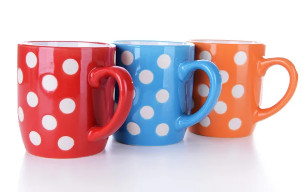 Tasses à pois de couleur isolées sur blanc — Photo