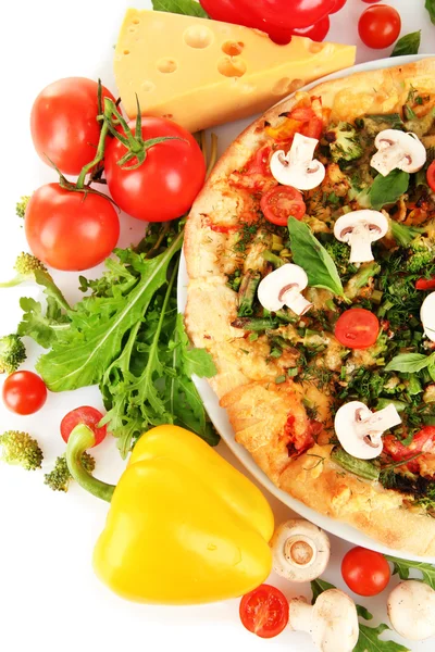 Leckere vegetarische Pizza und Gemüse, isoliert auf weiß — Stockfoto